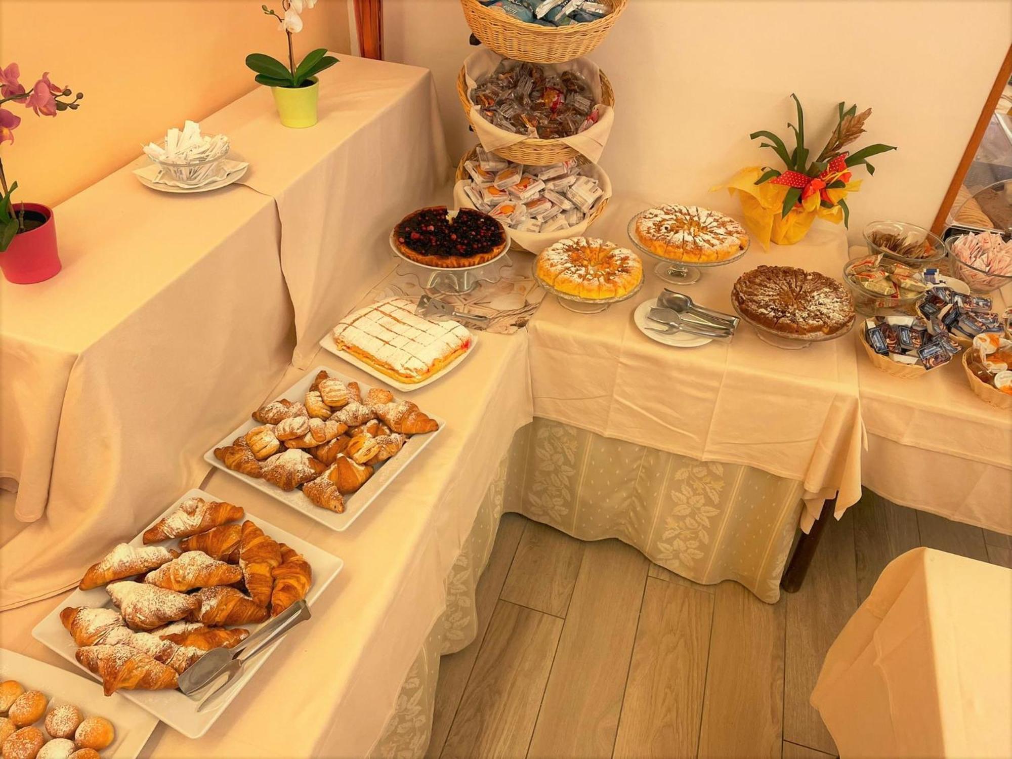 Hotel Alessi** ริมินี ภายนอก รูปภาพ